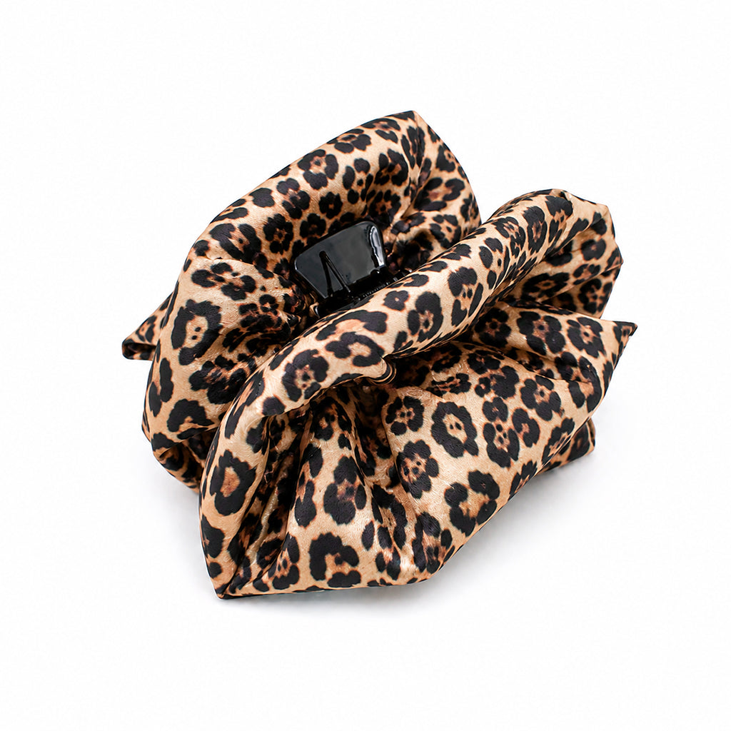 STEPHANIE εμπριμέ σατέν hair claw με καφέ και μαύρο leopard print σε λευκό φόντο