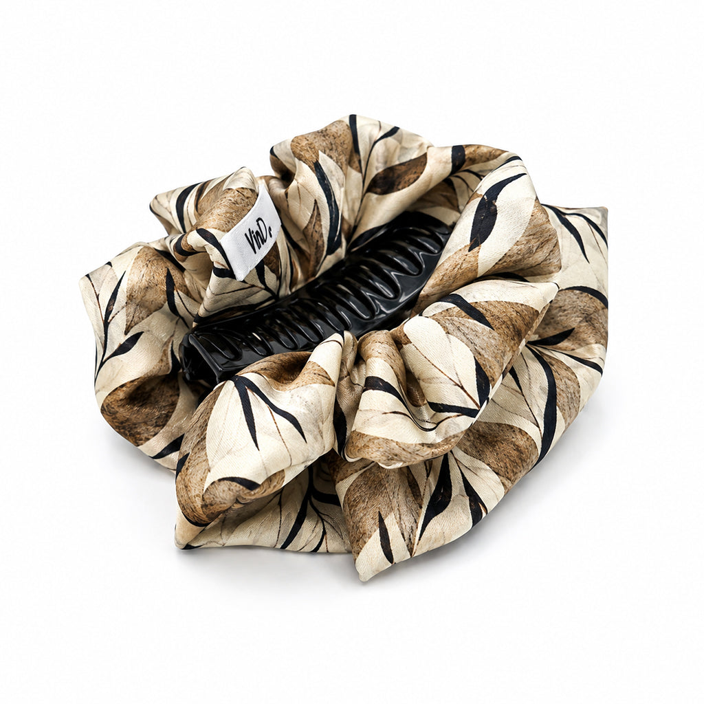 TIBERIA εμπριμέ σατέν hair claw με αφηρημένο botanical print σε λευκό φόντο