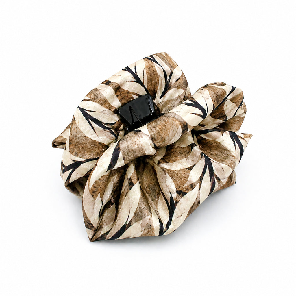 TIBERIA εμπριμέ σατέν hair claw με αφηρημένο botanical print σε λευκό φόντο