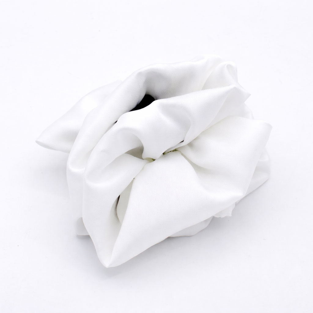 WHITE: Klammer, με μονόχρωμο σατεν ύφασμα