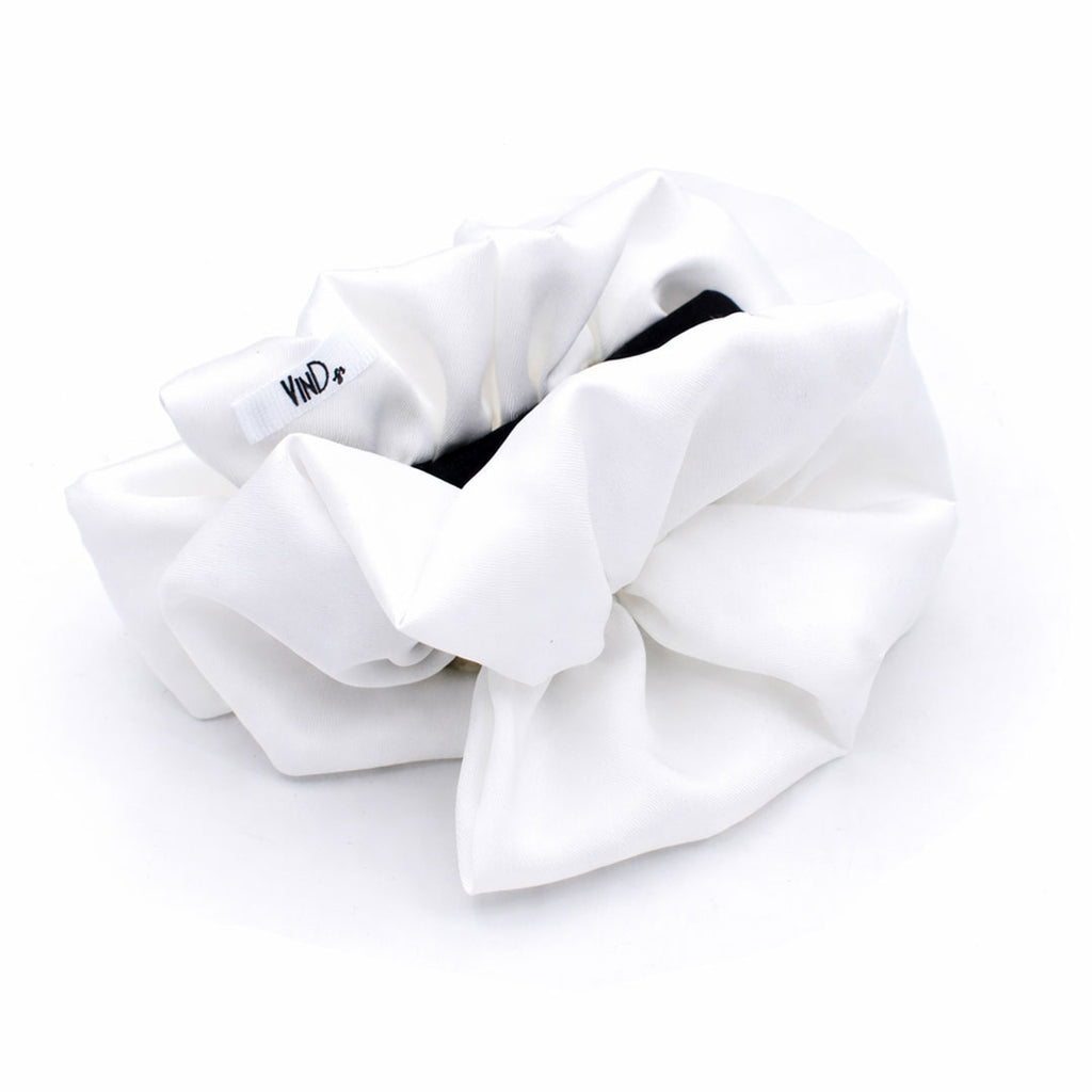 WHITE: Klammer, με μονόχρωμο σατεν ύφασμα