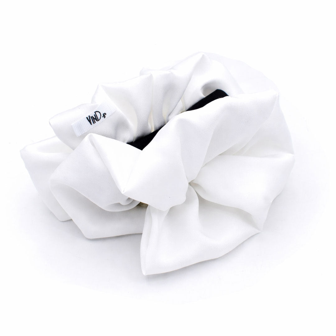 WHITE: Klammer, με μονόχρωμο σατεν ύφασμα