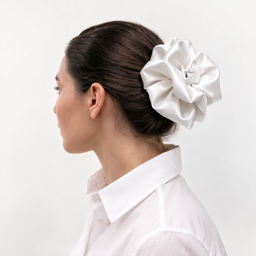 WHITE: Klammer, με μονόχρωμο σατεν ύφασμα