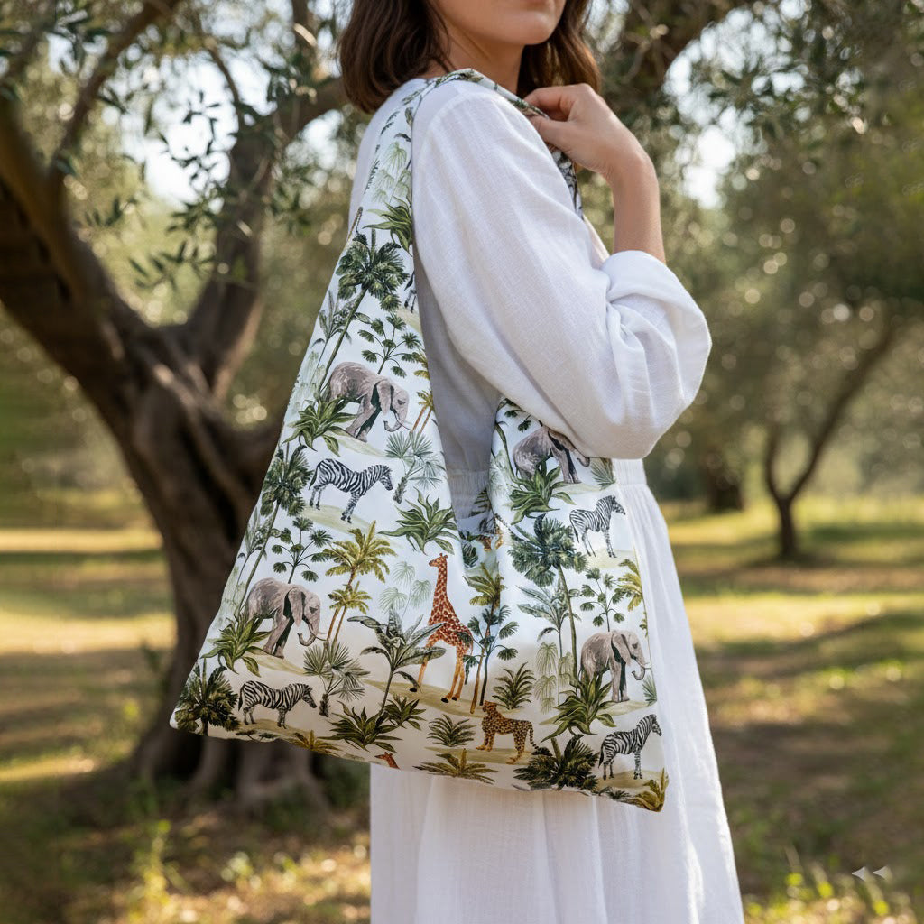 MEEKA: Oversized τσάντα, με σατέν ύφασμα, και αδιάβροχη φόδρα με palm trees, zebra, giraffe και elephant pattern