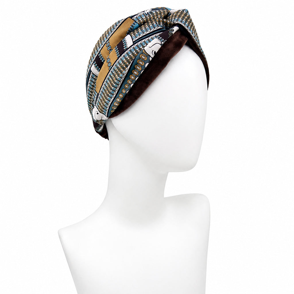 Η CHEVAL ξεχωρίζει για το ιδιαίτερο γεωμετρικό–ethnic print της, στο οποίο επαναλαμβανόμενα διακοσμητικά στοιχεία συναντούν αφαιρετικές ανθρώπινες μορφές.