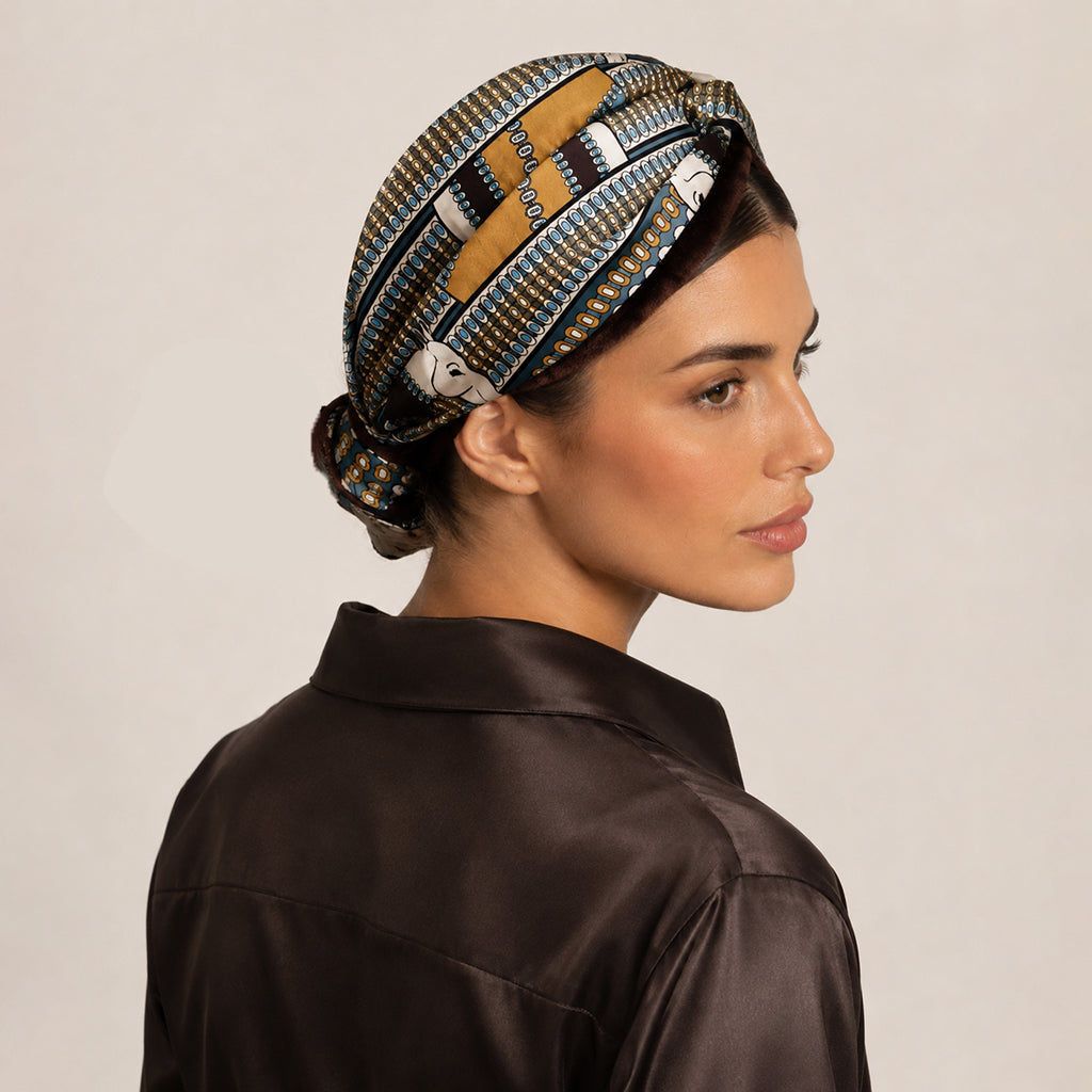 Η CHEVAL ξεχωρίζει για το ιδιαίτερο γεωμετρικό–ethnic print της, στο οποίο επαναλαμβανόμενα διακοσμητικά στοιχεία συναντούν αφαιρετικές ανθρώπινες μορφές.