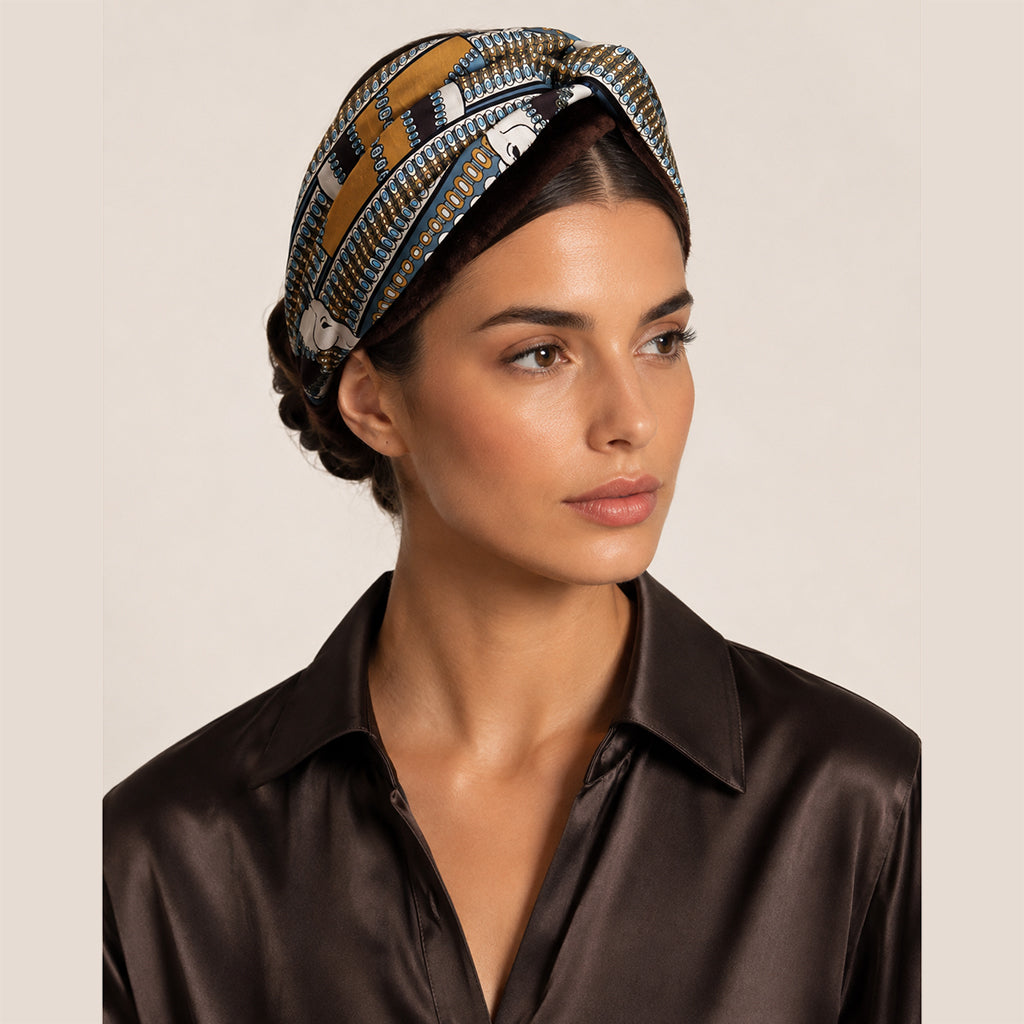 Η CHEVAL ξεχωρίζει για το ιδιαίτερο γεωμετρικό–ethnic print της, στο οποίο επαναλαμβανόμενα διακοσμητικά στοιχεία συναντούν αφαιρετικές ανθρώπινες μορφές.