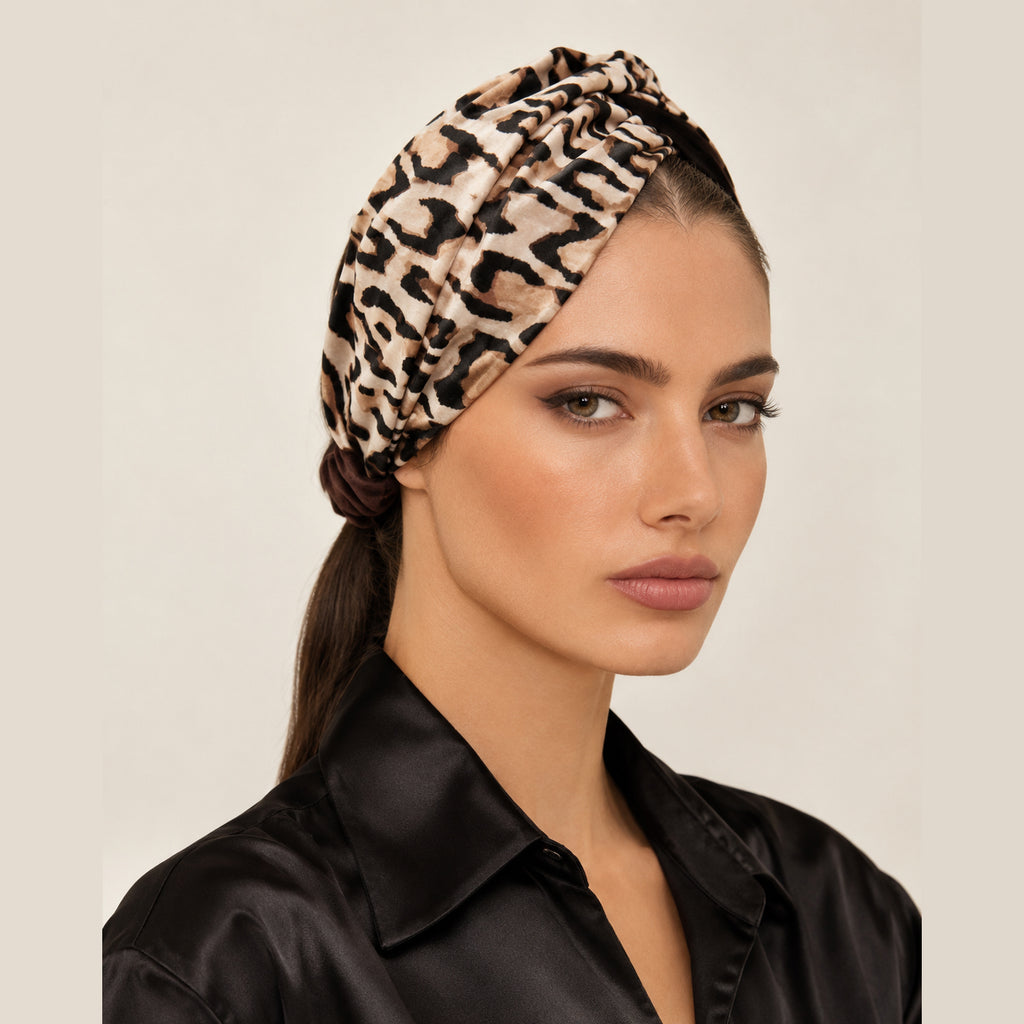 HAFSA leopard σατέν μπαντάνα μαλλιών σε μπεζ, μαύρο και καφέ φορεμένη από μοντέλο