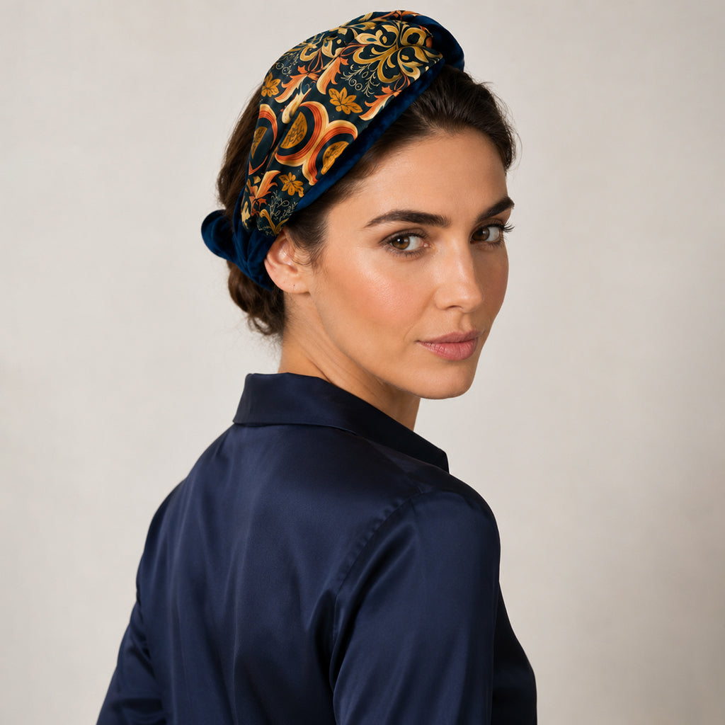 ISABEL μπλε σατέν μπαντάνα μαλλιών με πορτοκαλί baroque print φορεμένη από μοντέλο