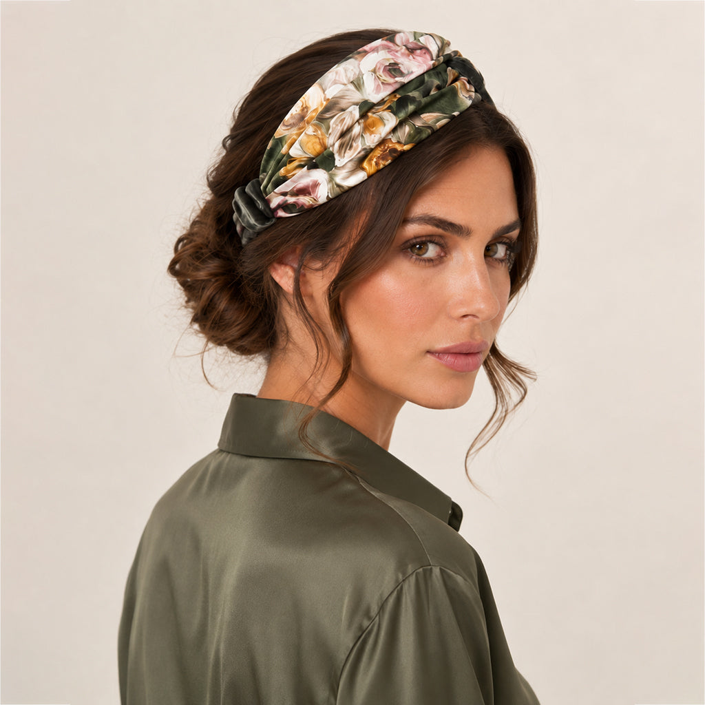 LUCIA λαδί floral σατέν μπαντάνα μαλλιών φορεμένη από μοντέλο
