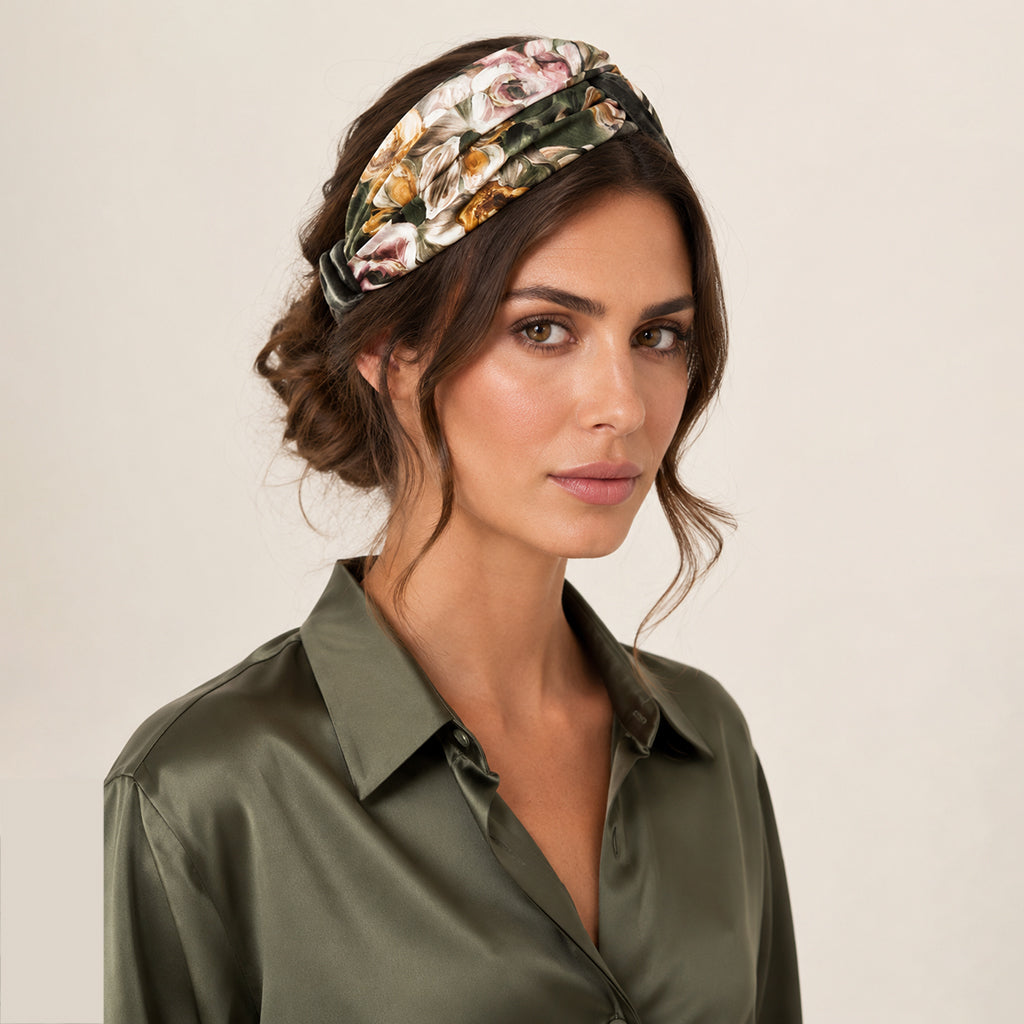 LUCIA λαδί floral σατέν μπαντάνα μαλλιών φορεμένη από μοντέλο