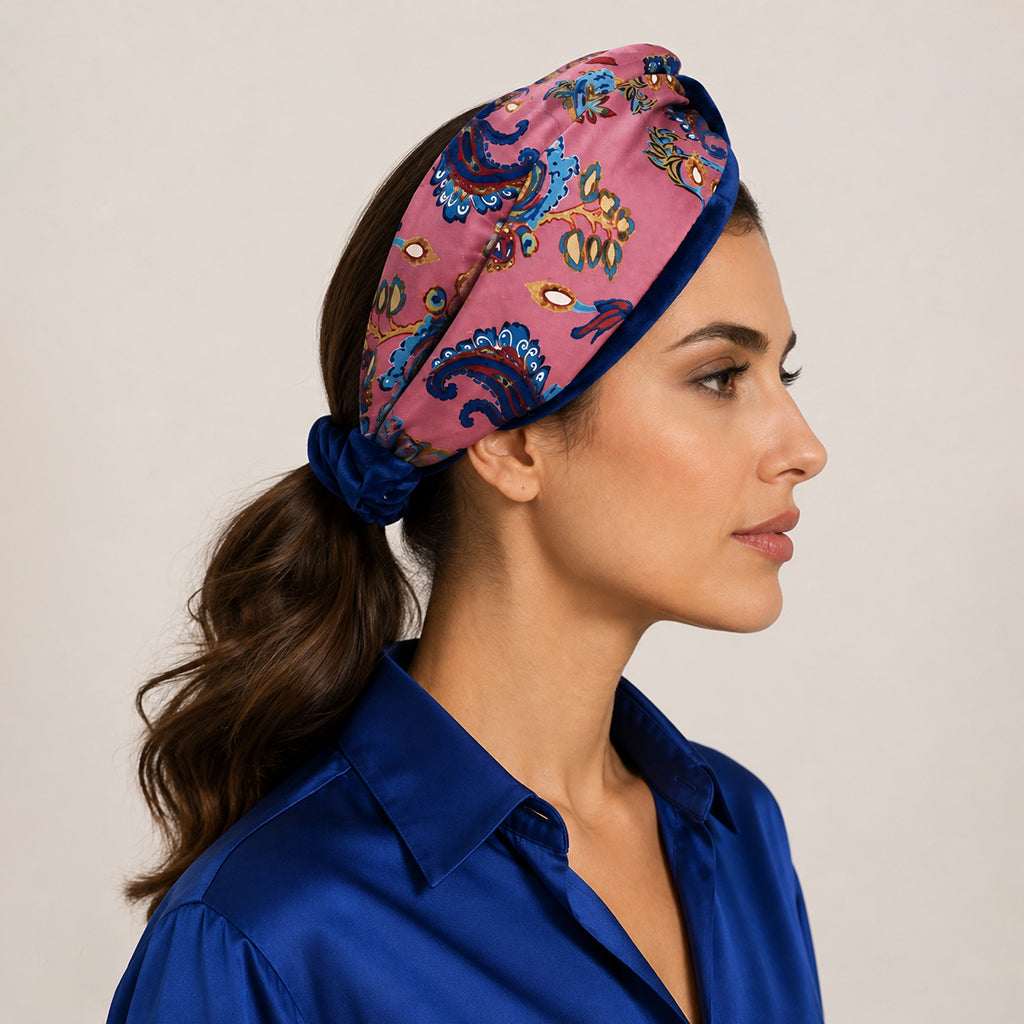 MILLA ροζ σατέν μπαντάνα μαλλιών με μπλε paisley print φορεμένη από μοντέλο