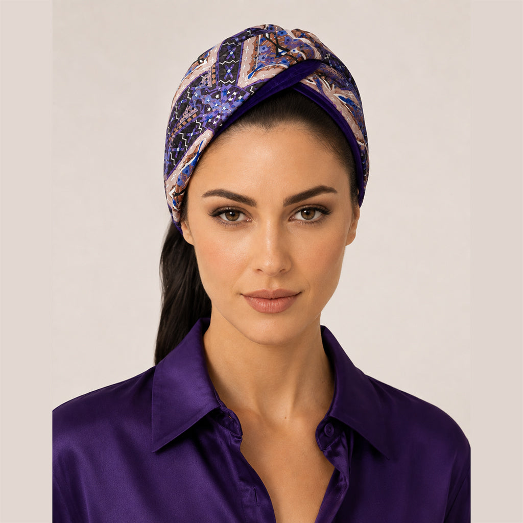 NEYTIRI μωβ σατέν μπαντάνα μαλλιών με συμμετρικό ethnic print φορεμένη από μοντέλο