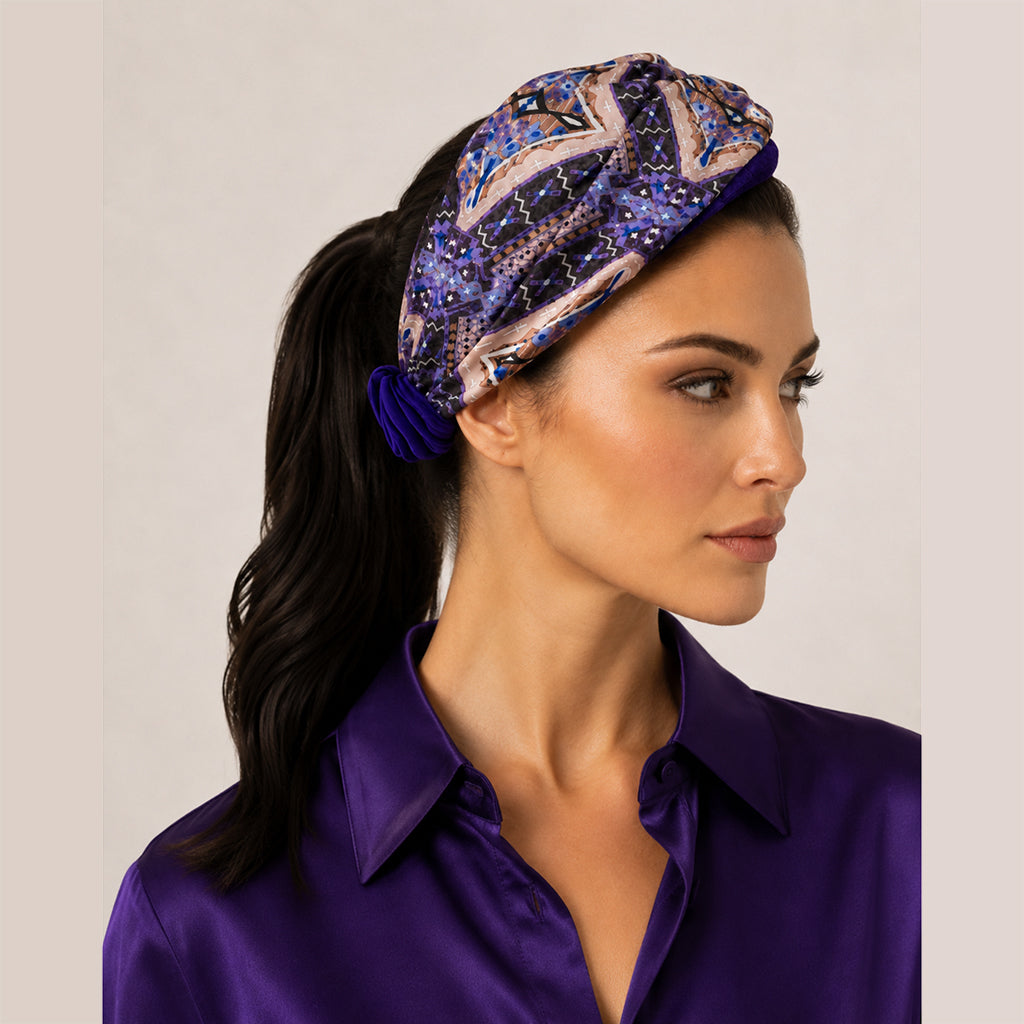 NEYTIRI μωβ σατέν μπαντάνα μαλλιών με συμμετρικό ethnic print φορεμένη από μοντέλο