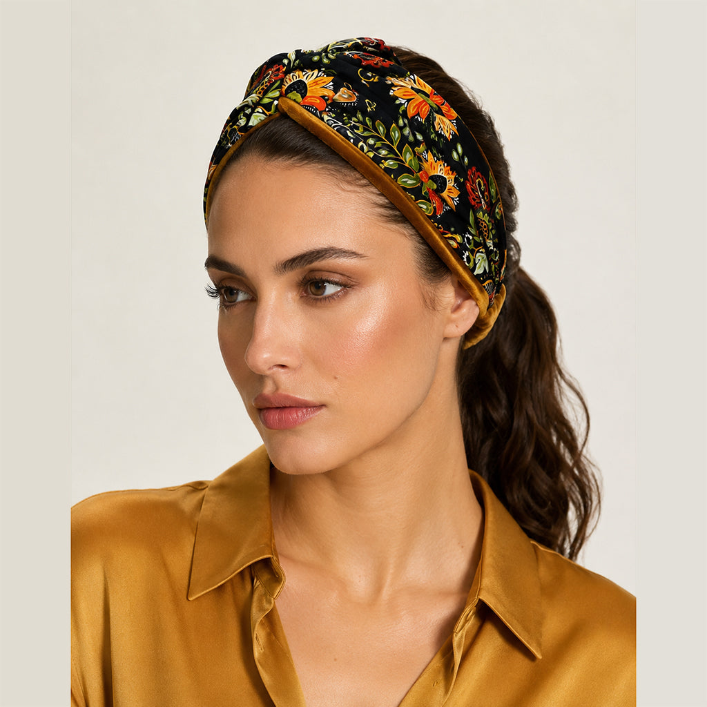 SALVADORA μαύρη σατέν μπαντάνα μαλλιών με folk floral print φορεμένη από μοντέλο