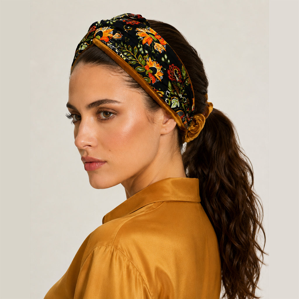 SALVADORA μαύρη σατέν μπαντάνα μαλλιών με folk floral print φορεμένη από μοντέλο