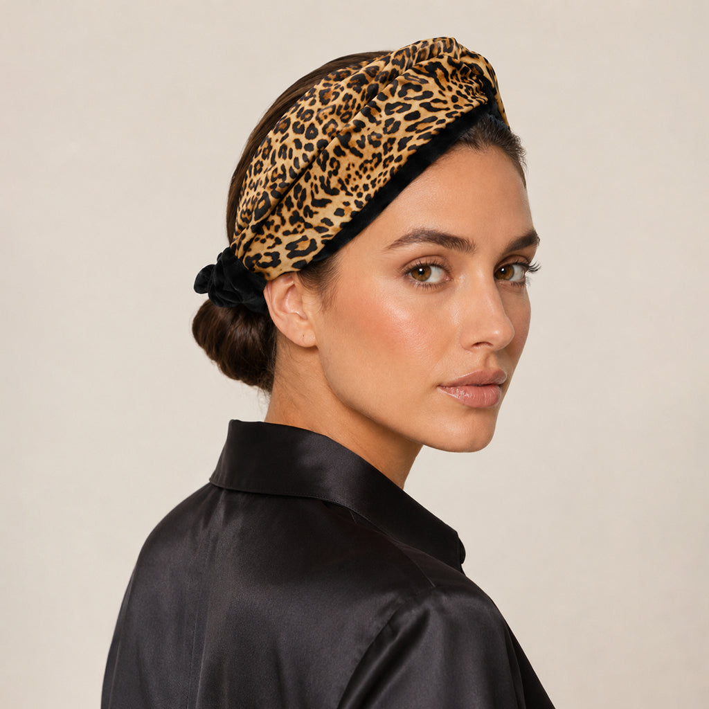 STEPHANIE leopard σατέν μπαντάνα μαλλιών φορεμένη από μοντέλο