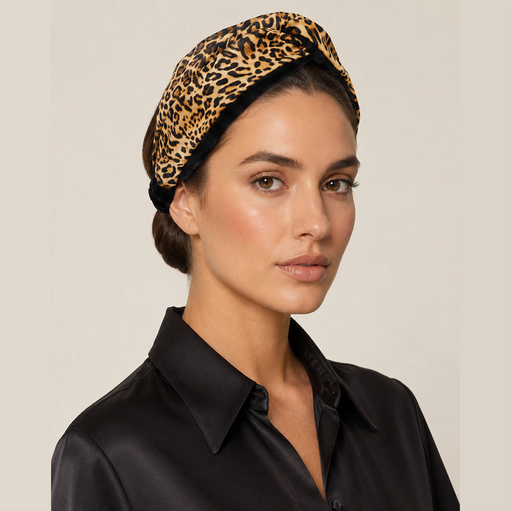 STEPHANIE leopard σατέν μπαντάνα μαλλιών φορεμένη από μοντέλο