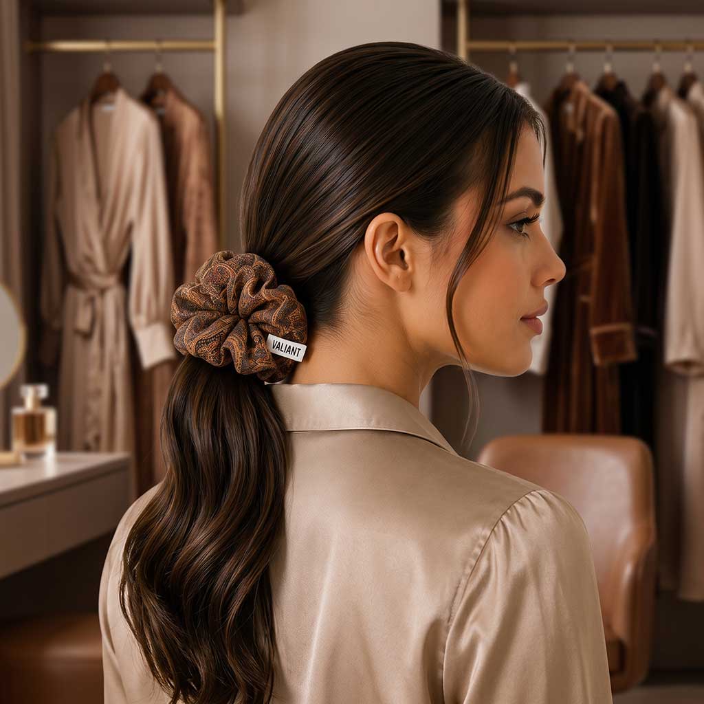 BARBARA satin scrunchie με μοτίβο λαχούρια φορεμένο στα μαλλιά