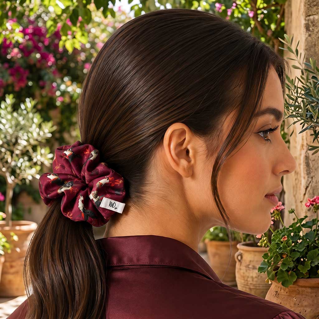 ELVIRE satin scrunchie με μοτίβο πουλιών φορεμένο στα μαλλιά