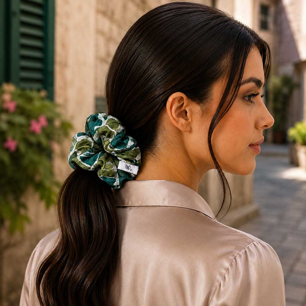FEDORA satin scrunchie με πράσινο μοτίβο καμαρών φορεμένο στα μαλλιά
