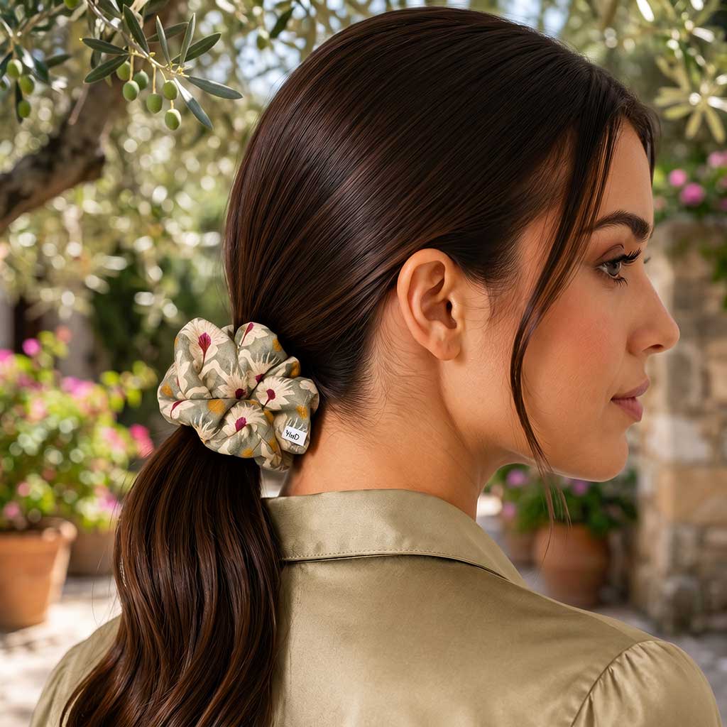 INES satin scrunchie με tribal floral μοτίβο φορεμένο στα μαλλιά