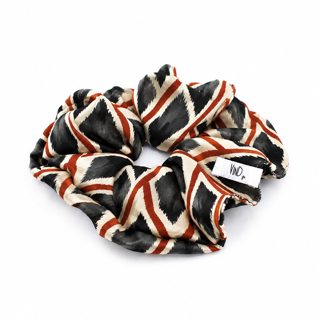 MARTA ivory grey ethnic ikat satin scrunchie – VinD.gr