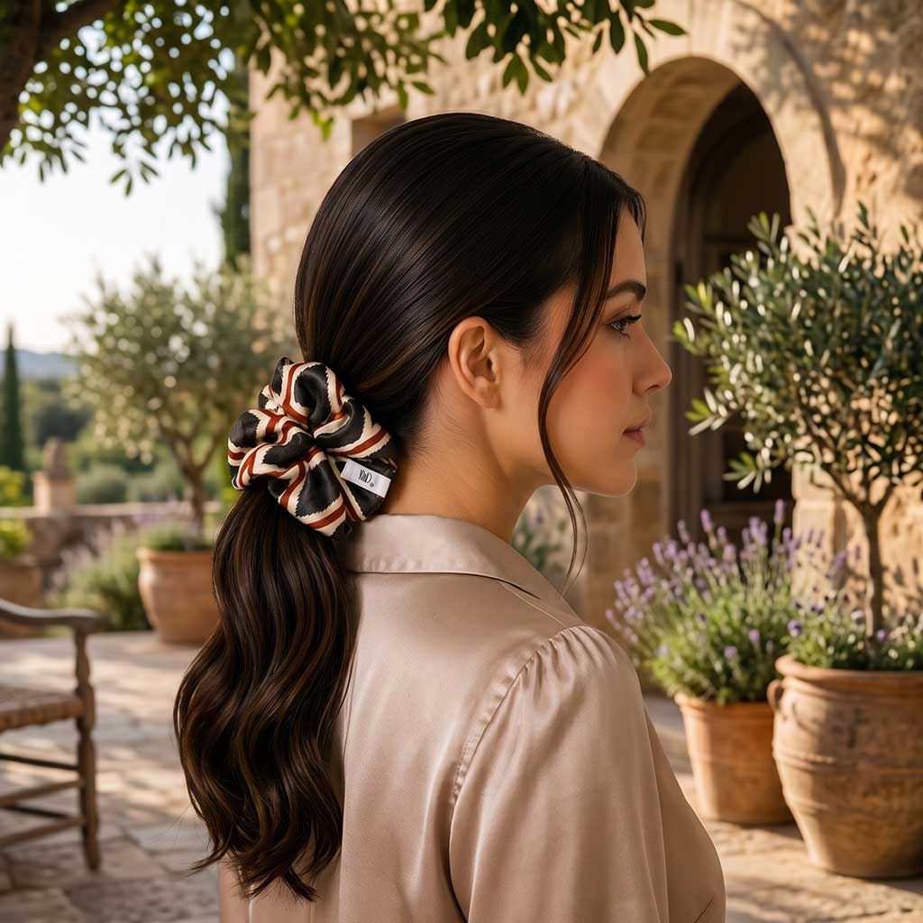 MARTA satin scrunchie με ikat μοτίβο φορεμένο στα μαλλιά