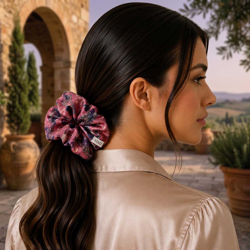 MILLA satin scrunchie με paisley μοτίβο φορεμένο στα μαλλιά
