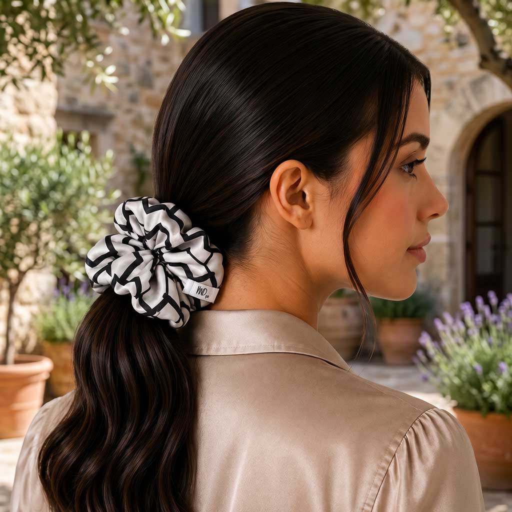NERINA GREY satin scrunchie με giraffe animal print φορεμένο στα μαλλιά