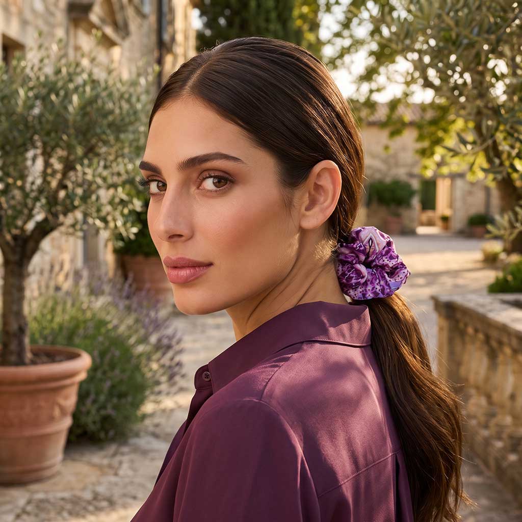 NEYTIRI satin scrunchie με argyle damask print φορεμένο στα μαλλιά