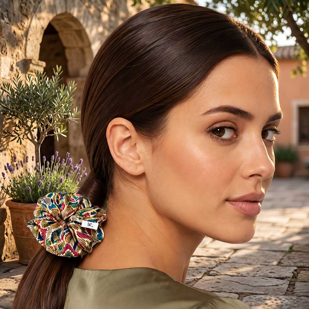 STEPHANIE satin scrunchie με leopard animal print φορεμένο στα μαλλιά