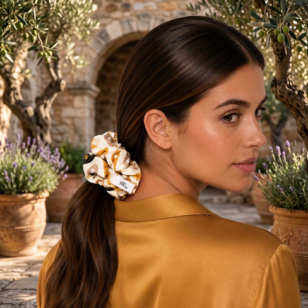 TORES satin scrunchie με ethnic tribal print φορεμένο στα μαλλιά
