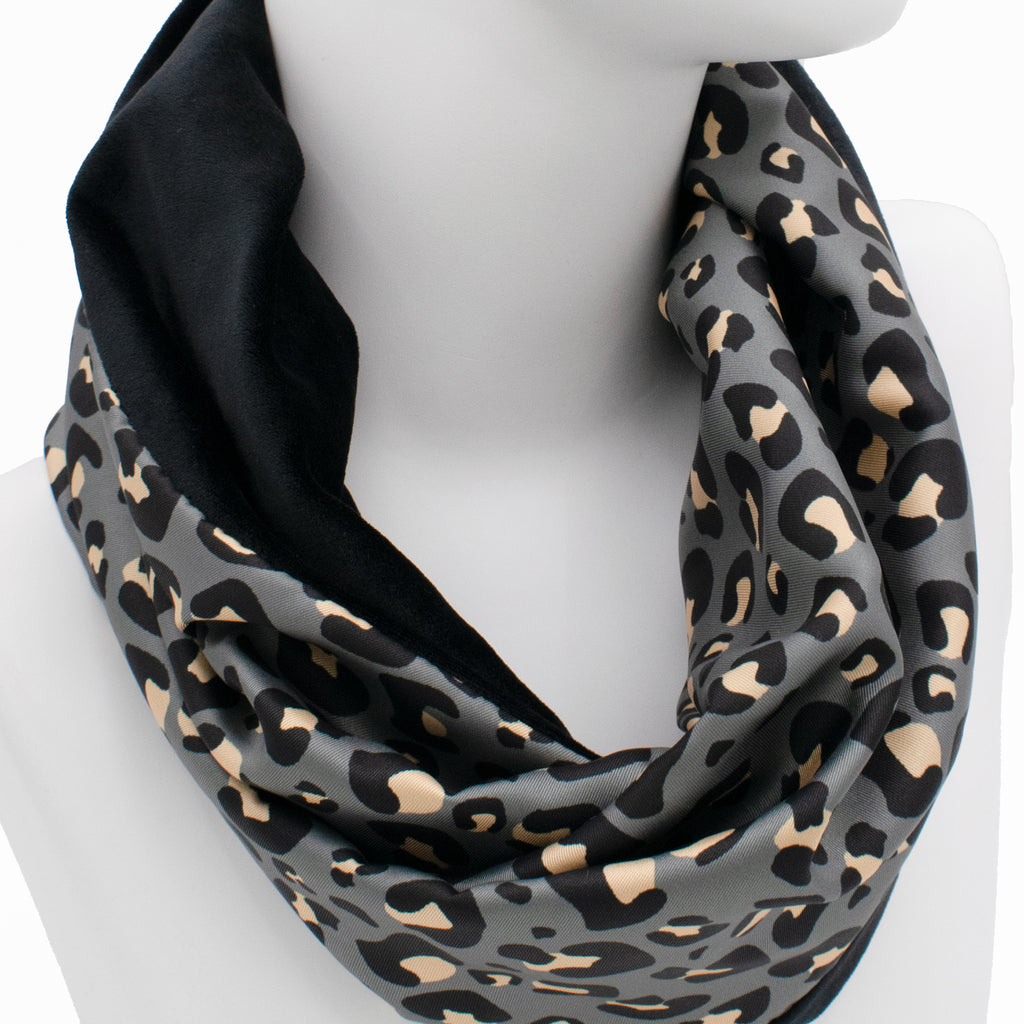 Χειροποίητο Snood φουλάρι RAHEL GREY φορεμένο γύρω από τον λαιμό