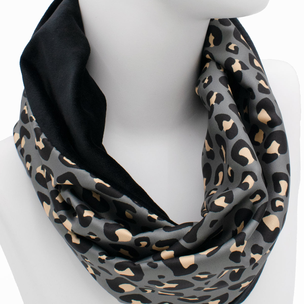 Χειροποίητο Snood φουλάρι RAHEL GREY φορεμένο γύρω από τον λαιμό
