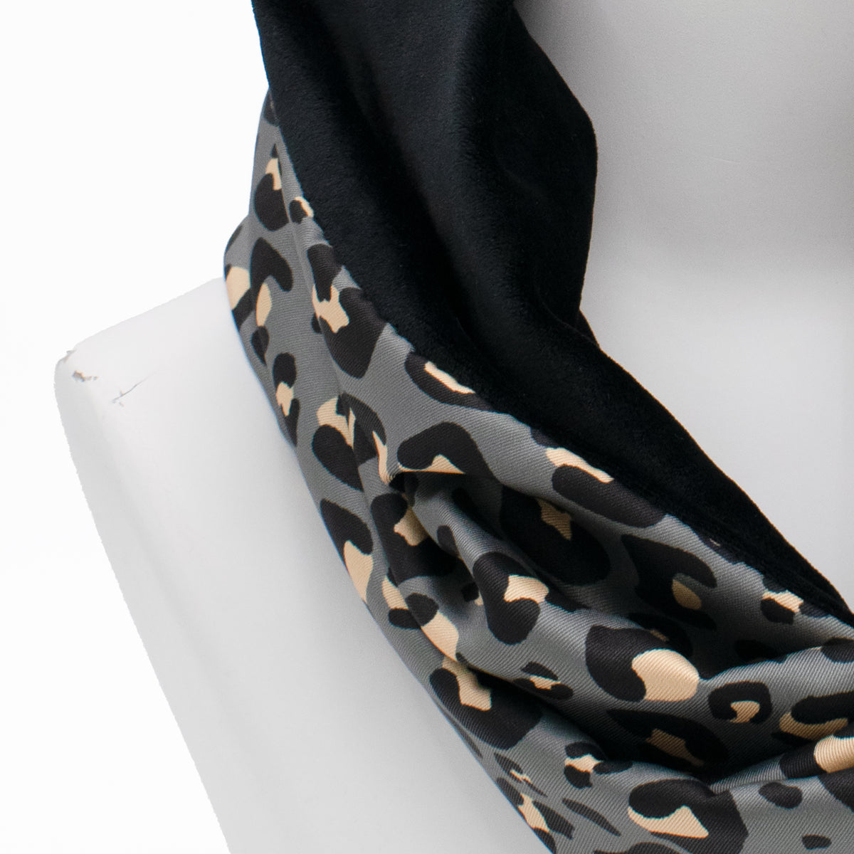 Κοντό σατέν Snood φουλάρι RAHEL GREY κλειστού κύκλου