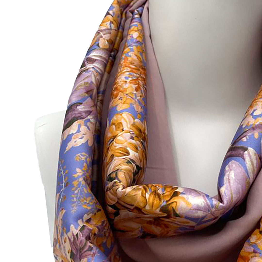LILIAN POWDER: Ανάλαφρο Infinity φουλάρι σατεν, βισκοζ, με spring floral pattern